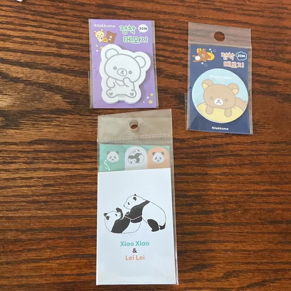Sticky notes 2 pens 2 pins 1 small pouch